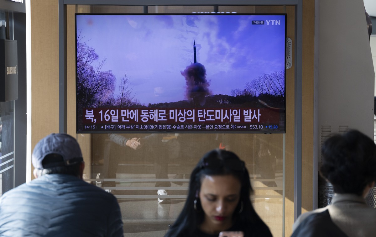 epa12509757 People watch the news on a television screen at a station in Seoul, South Korea, 07 November 2025. According to South Korea's Joint Chiefs of Staff (JCS), North Korea launched a balli ...