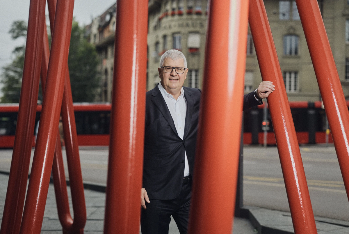 Mobiliar-Präsident Stefan Mäder mit dem «Chribel», der ikonischen roten Skulptur vor dem Hauptsitz der Mobiliar in Bern.