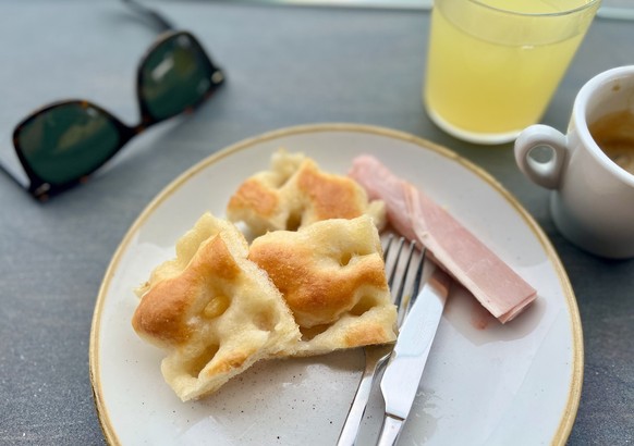 Focaccia genovese im Hotel Stelle del Mare, Chiavari.
Essen in Italien 2025.