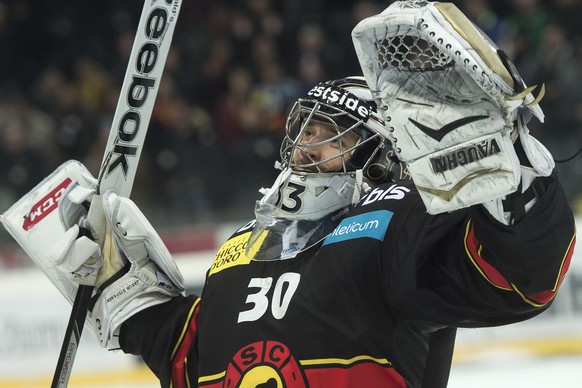 Berns Goalie Jakub Stepanek jubelt nach dem vierten Playoff-Viertelfinalspiel der National League A zwischen dem SC Bern und den ZSC Lions am Donnerstag, 10. Maerz 2016, in der PostFinance-Arena in Be ...