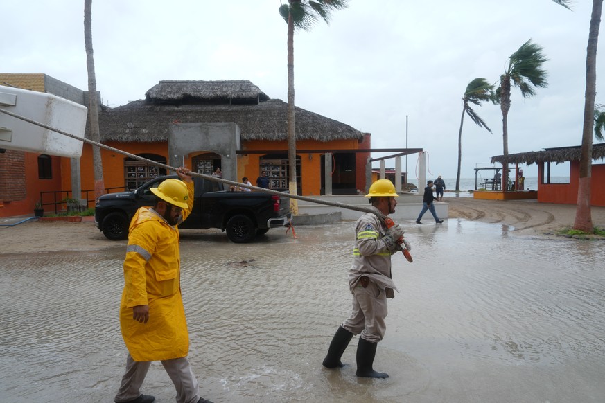 Workers pull a boat to shore as Hurricane Polo approaches Puerto San Carlos, Baja California Sur state, Mexico, Monday, Sept. 28, 2026. (AP Photo/Eduardo Verdugo)
Mexico Extreme Weather Polo