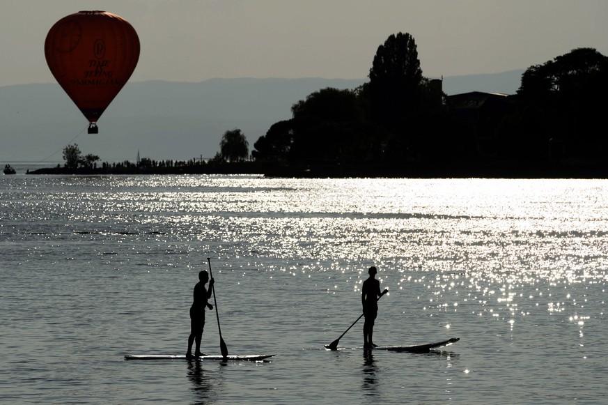 Stand Up Paddler am Genfersee. Nach dem Eindunkeln dürfen sie nur noch mit einer Positionslampe paddeln. &nbsp;&nbsp;