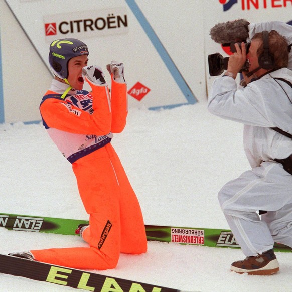 Bildnummer: 00995121 Datum: 23.02.1999 Copyright: imago/Sven Simon
Sven Hannawald (Deutschland) - Siegesjubel; quer, Jubel, jubeln, Sieg, Sieger, Faust, Fäuste, Nationalmannschaft, Nationalteam, Manns ...