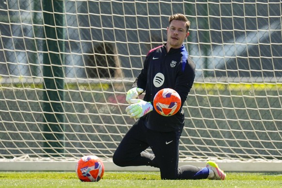 epa12044131 Barcelona goalkeeper Andre Ter Stegen during the team&#039;s training session at Joan Gamper Sports City, Barcelona, Spain, 21 April 2025. FC Barcelona will face Mallorca in their Spanish  ...