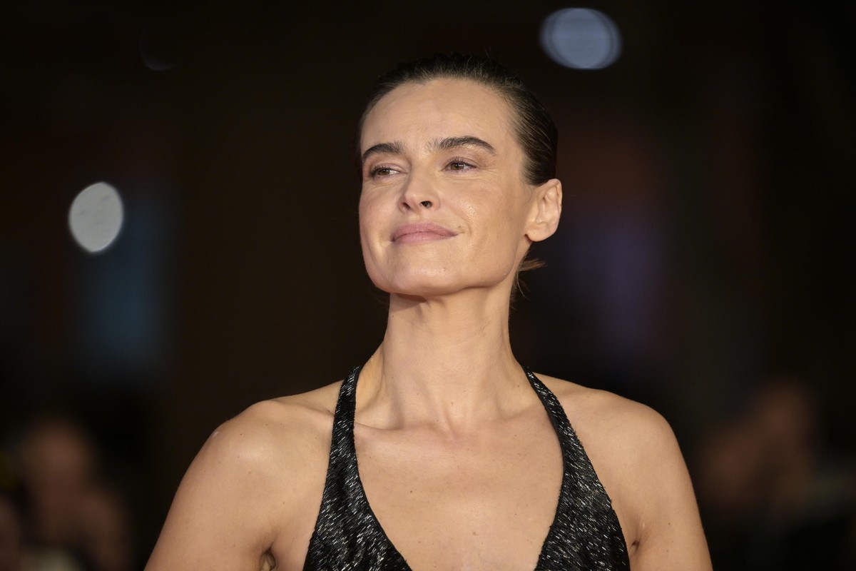 epa12476162 Italian-Polish actor Kasia Smutniak arrives on the red carpet for the screening of the documentary 'Roberto Rossellini - Piu di una vita' (lit. Roberto Rossellini - More than a l ...