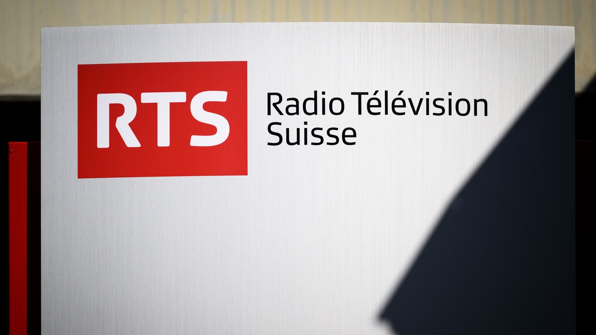 Le logo de la RTS photographie lors de la conference de presse de la RTS (Radio Television Suisse) sur sa rentree ce lundi 21 aout 2023 a Lausanne. (KEYSTONE/Laurent Gillieron)