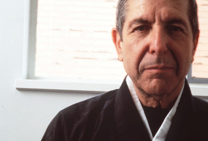 Ein Foto von 1995 zeigt den kanadischen Songwriter Leonard Cohen in einem Zen-Kloster in der Nähe von Los Angeles, in das er sich nach der Trennung von der Schauspielerin Rebecca De Mornay zurückgezog ...