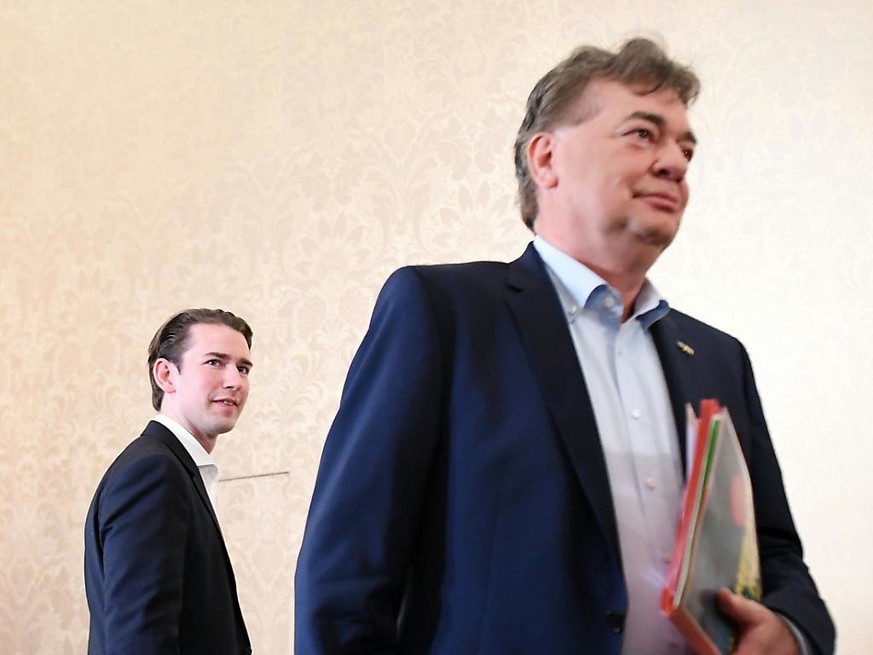 Braucht den Grünen-Chef Kogler (rechts), um regieren zu können (Möchte-gern-wieder-Kanzler Kurz - in einer Aufnahme vom 9. Oktober vor Beginn eines Sondierungsgesprächs zwischen ÖVP und Grünen).