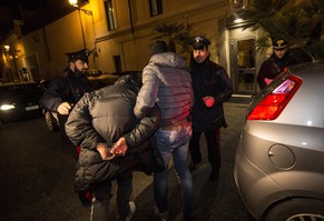 Die italienische Polizei bei der Arbeit: Hier nimmt sie allerdings nicht Steuerhinterzieher, sondern mutmassliche Mafiosi fest.