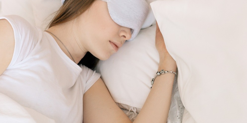 Schlafende Frau mit Augenmaske.