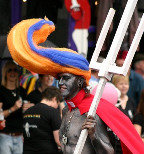Ein vom Teufel geleiteter Teilnehmer einer Gay-Parade.