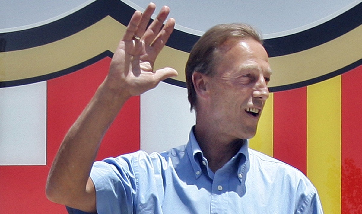 FILE - FC Barcelonas new assistant coach Johan Neeskens, from The Netherlands, gestures during his presentation ceremony after signing a three-year contract with the Spanish first divison club at Camp ...