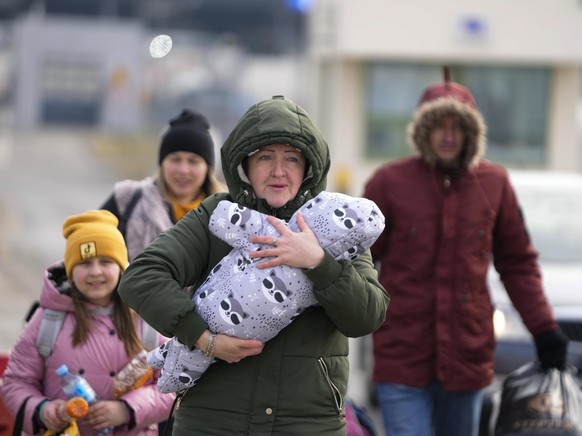 CAPTION CORRECTS DATE A family arrive at the border crossing in Medyka, Poland, Wednesday, March 2, 2022, after fleeing from the Ukraine. The U.N. refugee agency said Tuesday that around 660,000 peopl ...