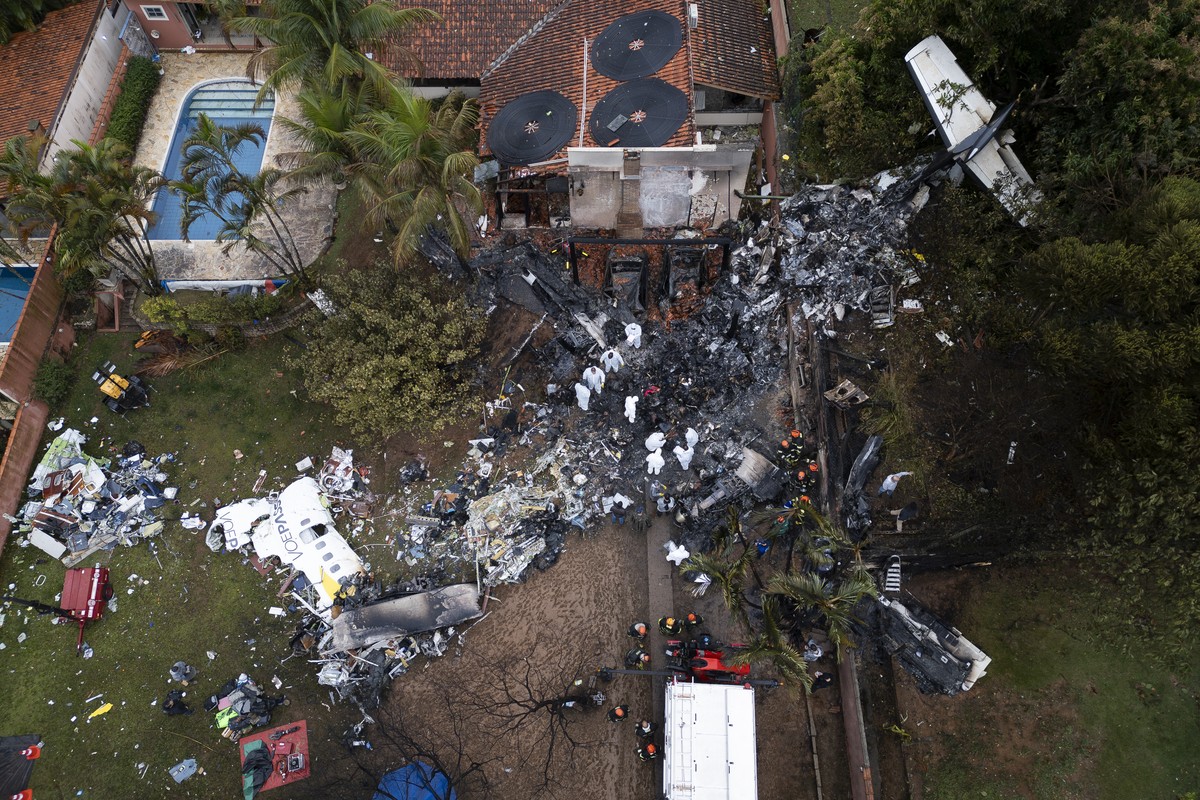 epaselect epa11542434 An aerial view shows Brazilian forensics working in the site where a Voepass airline plane crashed, in Vinhedo, Brazil, 10 August 2024. A plane with 61 people on board crashed on ...