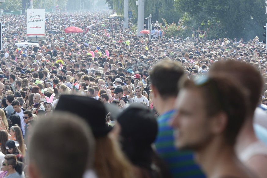 Viele Menschen, viel zu tun für die Kantonspolizei.