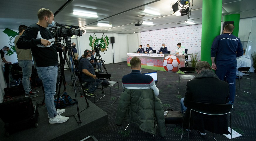 Martin Maleck, left, doctor of the Switzerland soccer national team, Switzerland&#039;s head coach Vladimir Petkovic, center, and Switzerland&#039;s defender Fabian Schaer, right, speak to the media,  ...