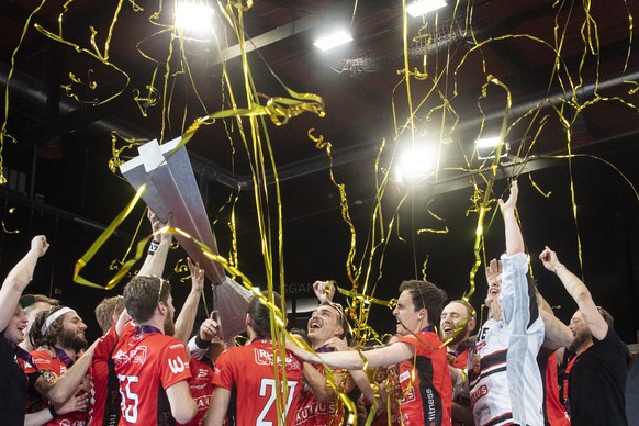 Die Spieler von Koeniz jubeln mit dem Pokal nach ihrem Sieg im Unihockey Superfinal zwischen Floorball Koeniz und SV Wiler-Ersigen am Samstag, 24. April 2021, in der Axa Arena in Winterthur. (KEYSTONE ...