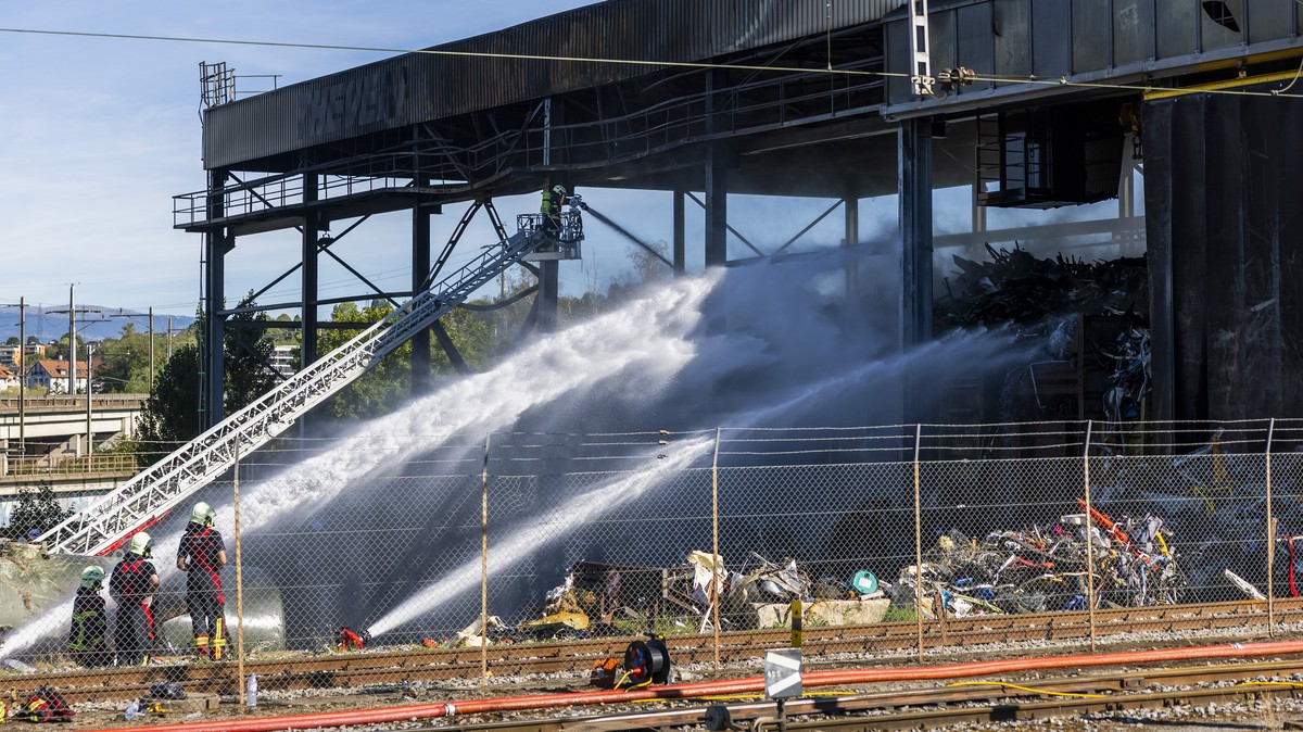 Les pompiers de la ville de Lausanne interviennent sur l'incendie du centre de recyclage de l'entreprise Thevenaz-Leduc, ce samedi 29 aout 2026 a Ecublens Le canton de Vaud a alerte vendredi ...