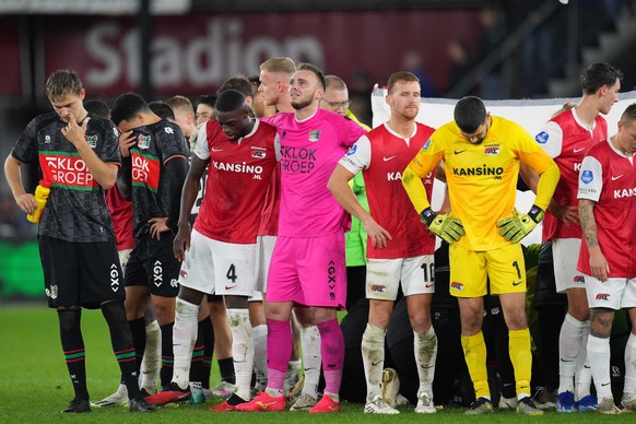 epa10948295 Players stand around Bas Dost of NEC Nijmegen after he collapsed during the Dutch Eredivisie soccer match between AZ Alkmaar and NEC Nijmegen, in Alkmaar, the Netherlands, 29 October 2023. ...