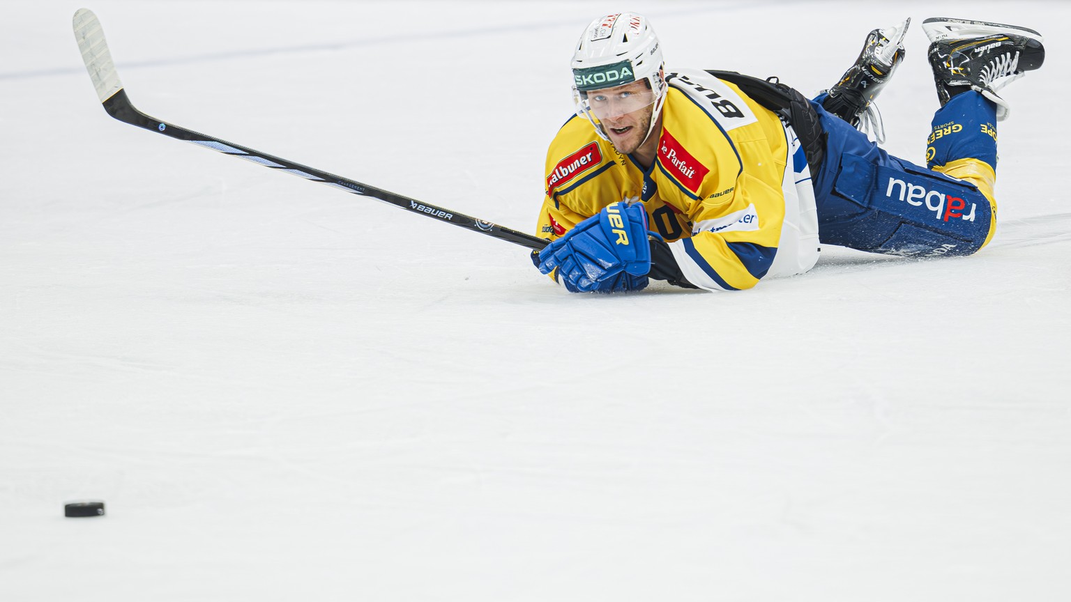 L&#039;attaquant davosien Enzo Corvi chute lors du match acte 7 du quart de finale de play-off du championnat suisse de hockey sur glace de National League entre Lausanne HC, LHC, et HC Davos, HCD, ce ...