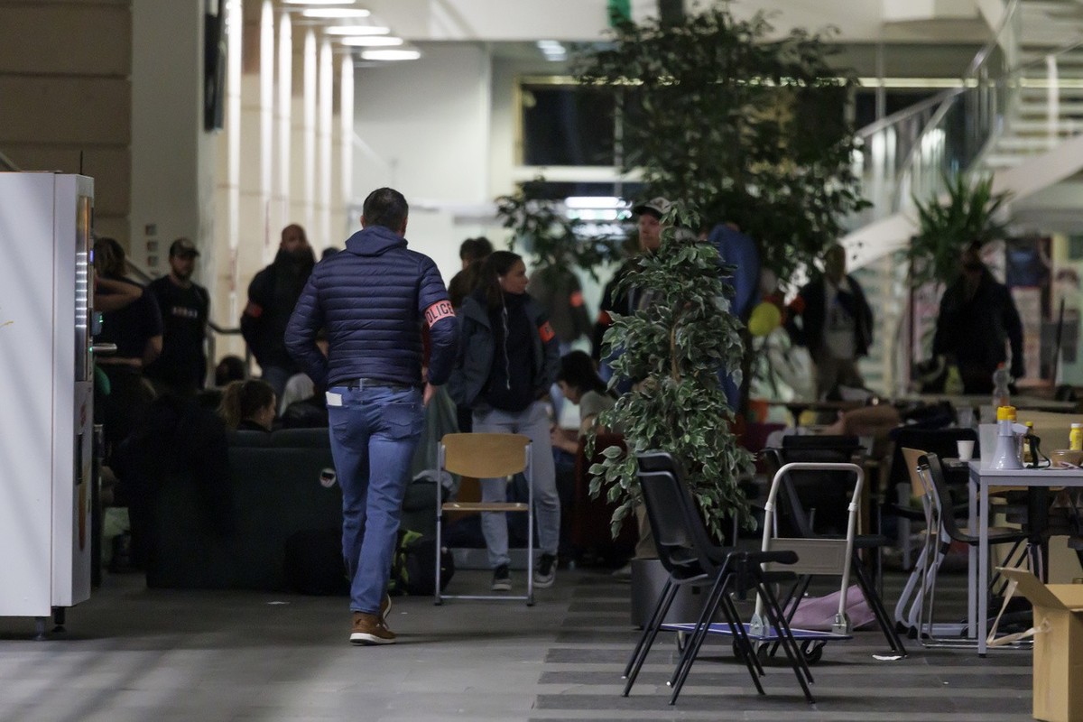 Des etudiants pro-palestiniens sont arretes par la police et emmenes dans des fourgons dans le garage de Uni Mail (UNIGE) lieu d'occupation des etudiants pro-palestiniens de l'universite de  ...