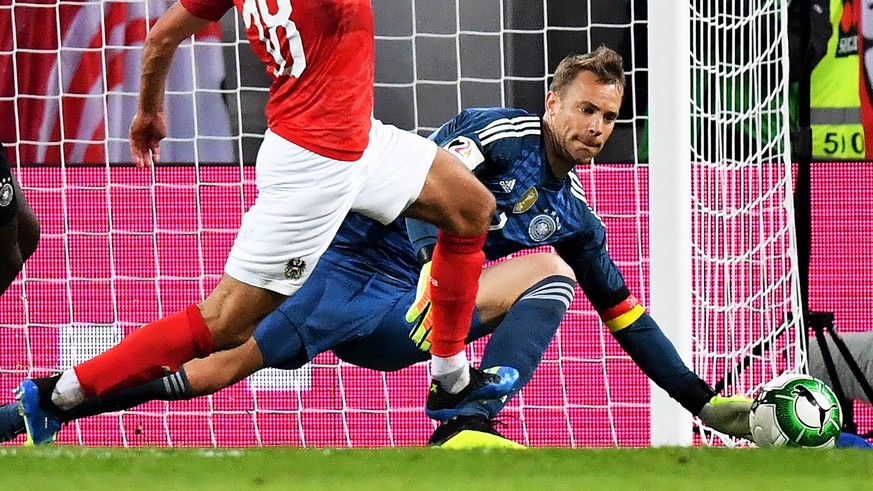 epa06781204 Austria&#039;s Alessandro Schoepf (C) in action against Germany&#039;s Antonio Ruediger (L) and goalkeeper Manuel Neuer (R) during the International Friendly soccer match between Austria a ...