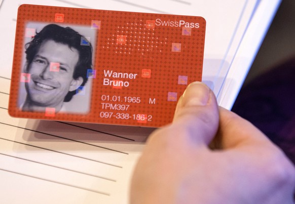 Der SwissPass ist zu sehen an einer Medienkonferenz in Bern am Dienstag, 10. Maerz 2015. Eine rote Chipkarte namens &quot;SwissPass&quot; ersetzt ab August die GA- und Halbtax-Karten. Ab 2016 sollen a ...