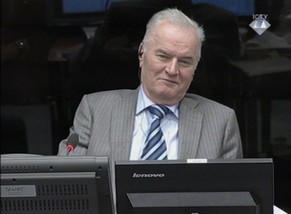 Der ehemalige serbische General Mladic steht vor Gericht.