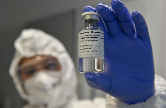 epa08748647 A medicine containing the agent remdesivir is shown by a health worker at the Institute of Infectology of Kenezy Gyula Teaching Hospital of the University of Debrecen in Debrecen, Hungary, ...