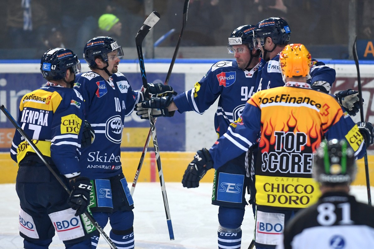 Ambri's player Peter Guggisberg, center, celebrates the 2-0 goal, during the preliminary round game of the National League A (NLA) Swiss Championship 2016/17 between HC Ambri Piotta and EHC Klote ...