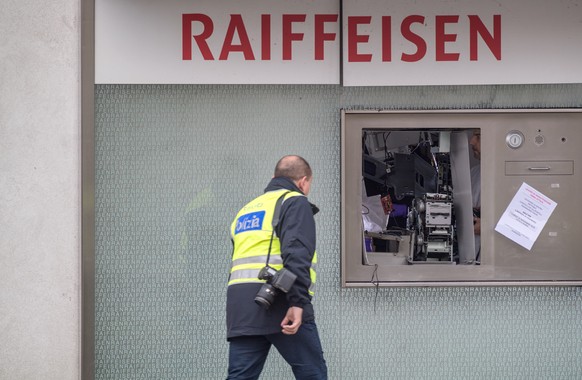 Ein Polizist steht vor einem gesprengten Bancomat der Raiffeisen-Bank, am Freitag, 23. November 2018, in Coldrerio. Unbekannte hatten in der Nacht auf heute den Bancomat gesprengt und Geld entwendet.  ...