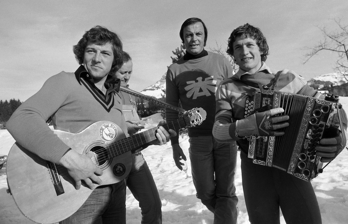 Ski Alpin Weltcup 1974/1975 Kitzbuehel: Sieger KLAMMER (Oesterreich) Ski Alpin Weltcup 1974/1975 Kitzbuehel Abfahrt 19.01.1975 Siegesfeier Werner GRISSMANN, Trainer Charly KAHR, Toni SAILER und Sieger ...