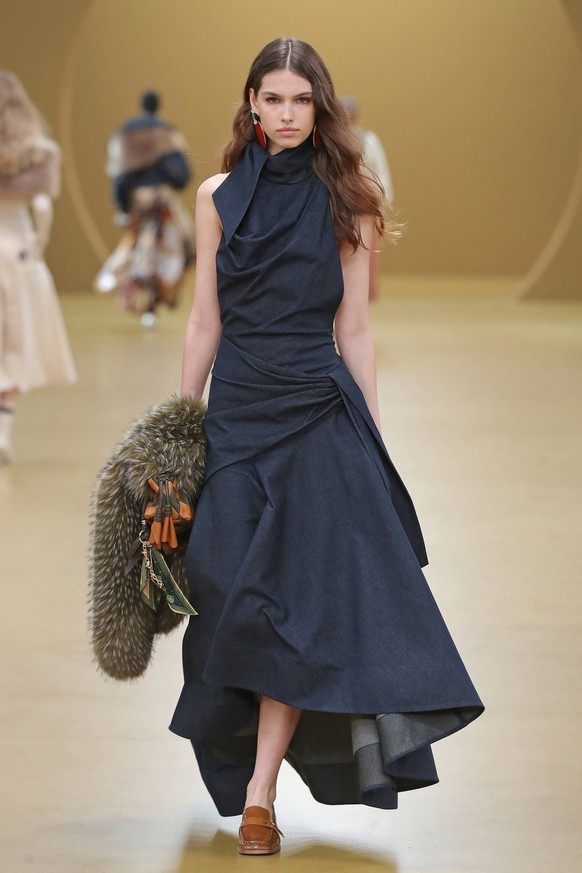 PFW - Zimmermann Runway A model walks the runway during the Zimmermann Womenswear Fall/Winter 2026-2027 show as part of Paris Fashion Week on March 9, 2026 in Paris, France. Photo by Alain Gil Gonzale ...