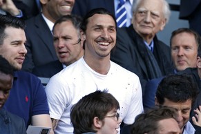 Gut gelaunt: Zlatan Ibrahimovic sah den Sieg seiner Equipe von der Tribüne aus.