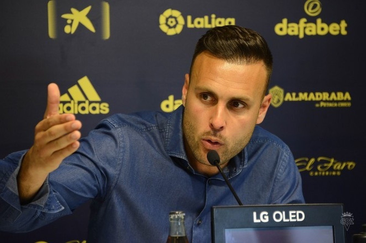 epa09118456 A handout photo made available by Cadiz FC shows Cadiz defender Juan Cala during a press conference in Cadiz, Spain, 06 April 2021. Cala denied racial abuse against Valencia's player  ...
