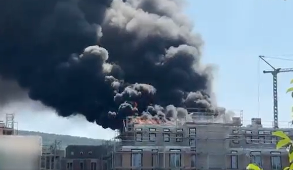 Der dunkle Rauch am Ort des Brandes.