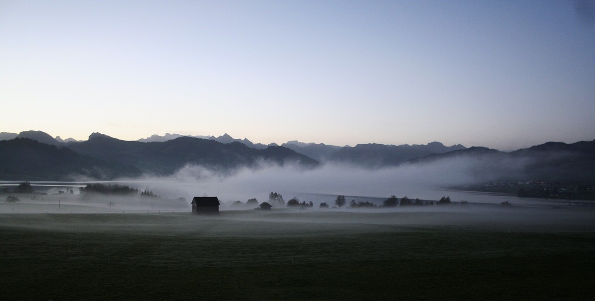 Der Panoramaweg ist leicht zu bewältigen und führt dich in rund 2,5 Stunden zurück nach Einsiedeln.