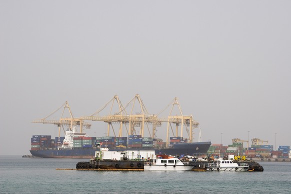 Khor Fakkan UAE Large cargo ships docked to load and unload goods at Khor Fakkport Copyright: xmoodboardx Panthermedia75378390.jpg