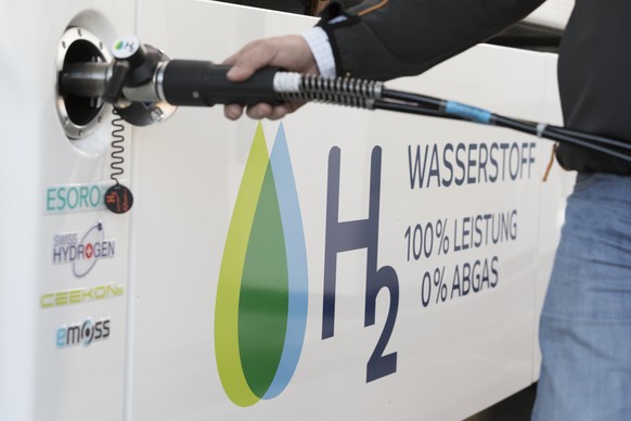 Herr Senn tankt ein mit Wasserstoff betriebenen Brennstoffzellen-Lastwagen an der Coop Wasserstofftankstelle in Hunzenschwil am 3. November 2016. Die Coop Wasserstofftankstelle ist die ersten oeffentl ...