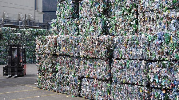 Die Qualität des Pet-Recyclings ist durch Fehlwürfe bei der Sammlung gefährdet. Der Bund will nun die Bevölkerung für das Problem sensibilisieren. (Themenbild)