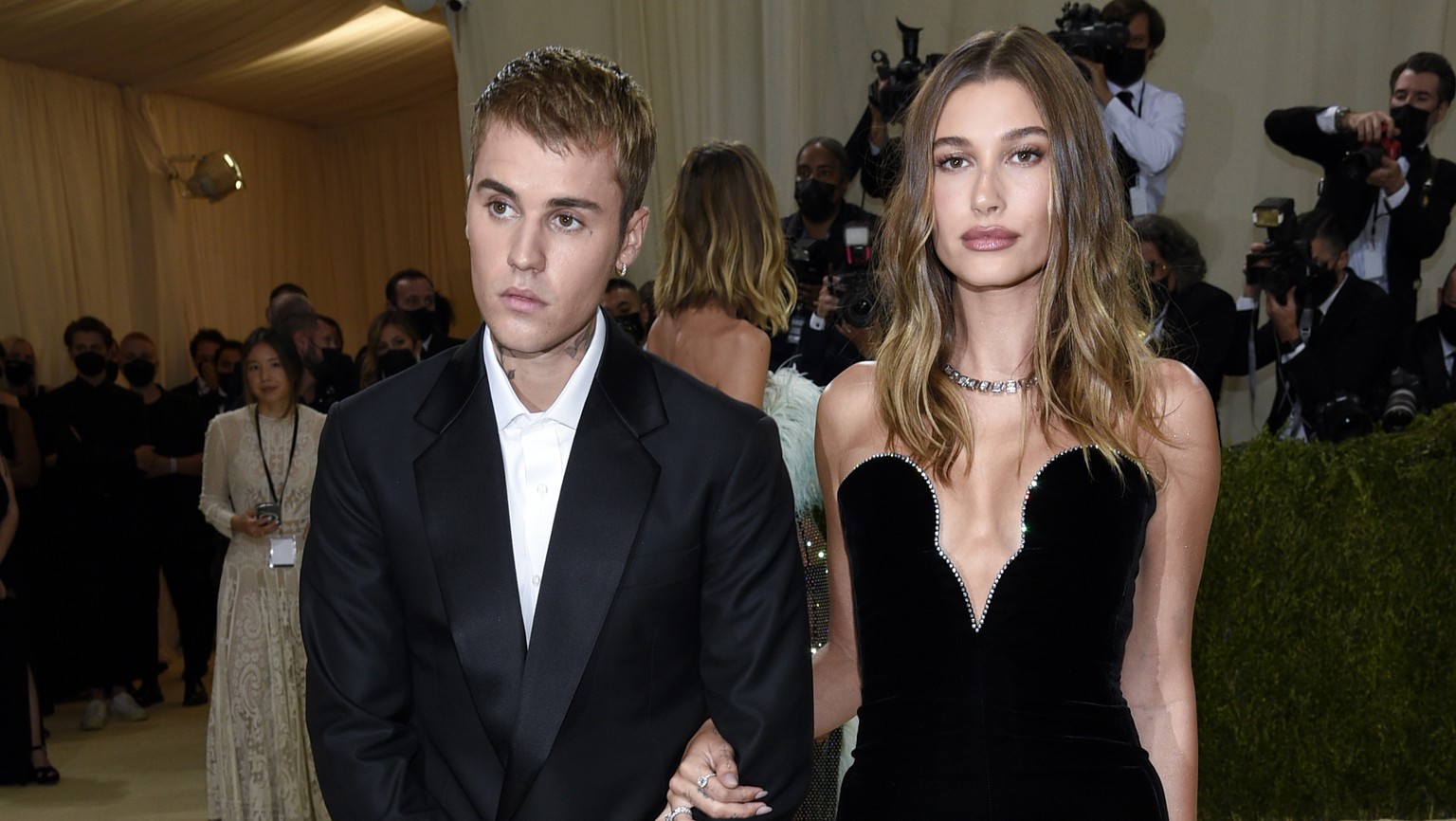 FILE - Justin Bieber, left, and Hailey Bieber attend The Metropolitan Museum of Art&#039;s Costume Institute benefit gala on Sept. 13, 2021, in New York. Justin Bieber and wife Hailey are expecting th ...