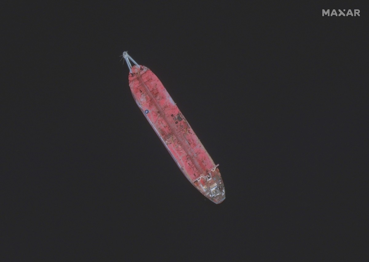 epa08776510 A handout satellite image made available by MAXAR Technologies shows FSO Safer, an oil storage tanker stranded off the coast of the Houthi-controlled port of Hodeidah, Yemen, 29 August 202 ...