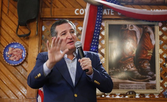 epa06979984 US Senator Ted Cruz meets and talks to the public at Hickory Roots BBQ in Terrell, Texas, USA, 28 August 2018. Ted Cruz is running against Beto O&#039;Rouke for Senate. EPA/LARRY W. SMITH