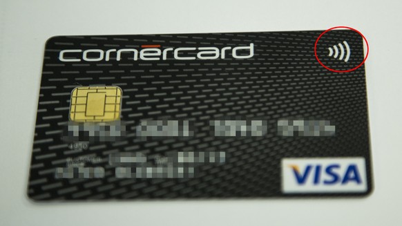 Das Zeichen, das aussieht wie ein WLAN-Symbol, deutet darauf hin, dass man mit einer Kreditkarte kontaktlos bezahlen kann.