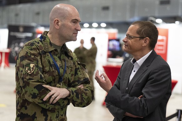 Thomas Suessli, Chef der Armee, links, und Urs Loher, Ruestungschef, sprechen anlaesslich der Armeebotschaft 2024, am Donnerstag, 21. Maerz 2024, auf dem Waffenplatz in Thun. Der Bundesrat hat an sein ...