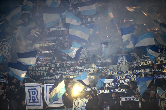 Zurich&#039;s suporters during the UEFA Europa League match between Italian&#039;s SSC Neapel and Switzerland&#039;s FC Zuerich, at the Stadio San Paolo in Neapel, Italy, on Thursday, February 21, 201 ...