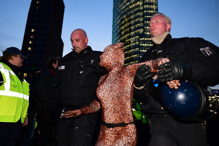 Polizisten tragen eine Aktivistin davon, Berlin.