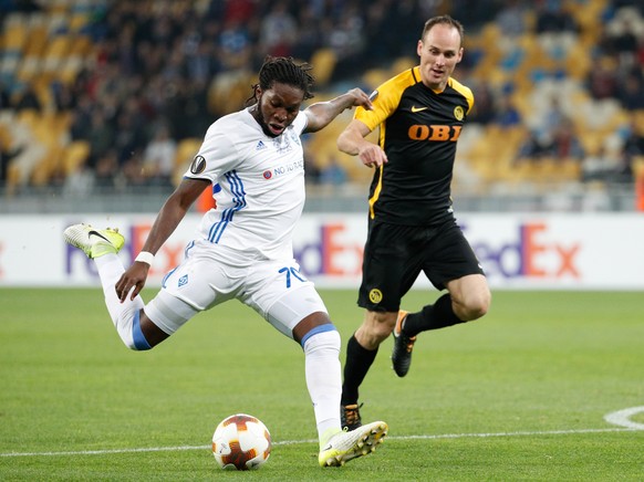 epa06276899 Dieumerci Mbokani (L) of Dynamo vies for the ball with Steve von Bergen (R) of Young Boys during the UEFA Europa League Group B, soccer match between Dynamo  Kyiv and BSC Young Boys Bern at the Olimpiyskyi stadium in Kiev, Ukraine, 19 October 2017.  EPA/SERGEY DOLZHENKO