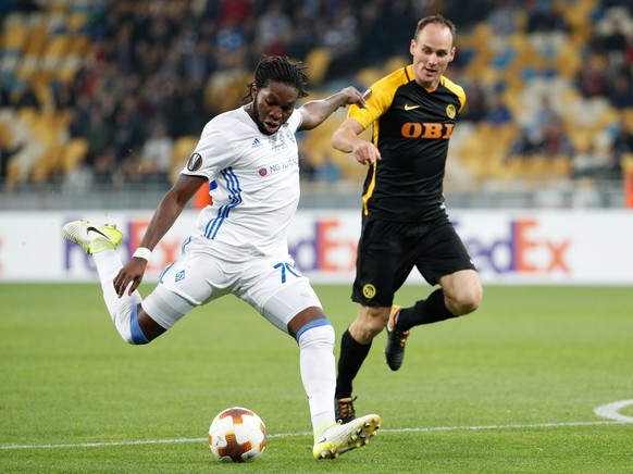 epa06276899 Dieumerci Mbokani (L) of Dynamo vies for the ball with Steve von Bergen (R) of Young Boys during the UEFA Europa League Group B, soccer match between Dynamo Kyiv and BSC Young Boys Bern at ...