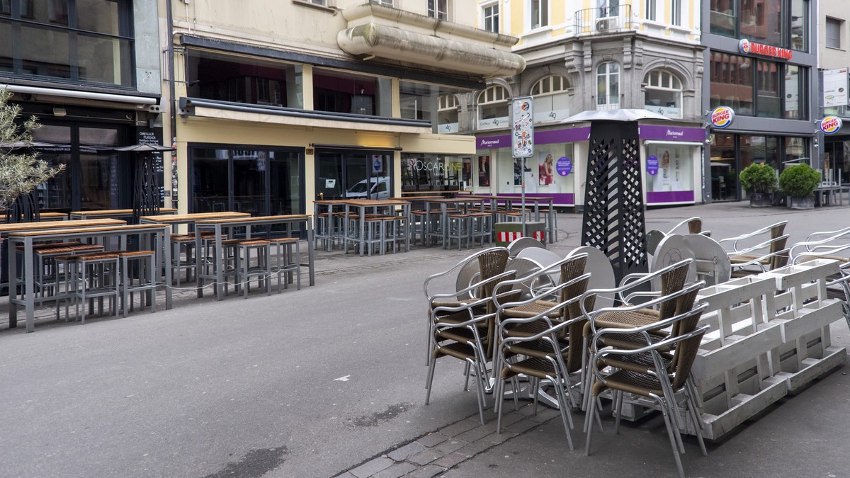 Gestapelte Stuehle vor geschlossenen Restaurants in der Steinenvorstadt in Basel am Montag, 30. Maerz 2020. (KEYSTONE/Georgios Kefalas)